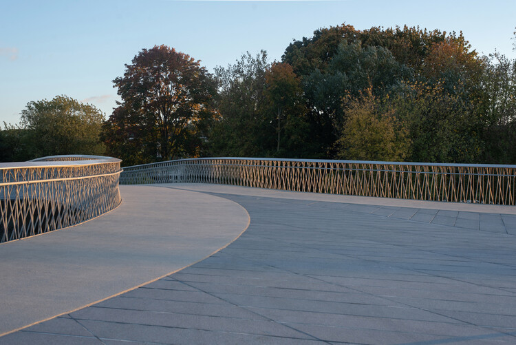 Bridge Plaza / KILD - Фотография экстерьера, перила, сад