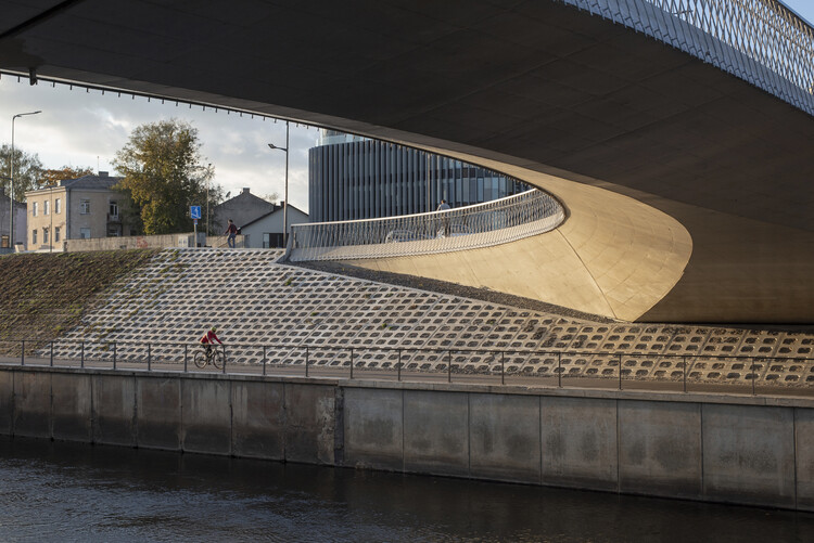 Bridge Plaza / KILD - Фотография экстерьера, Перила, Балка
