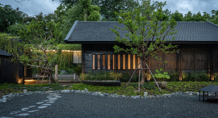 Baan Dam / Лаборатория дизайна домашнего ландшафта — фотография экстерьера, окна