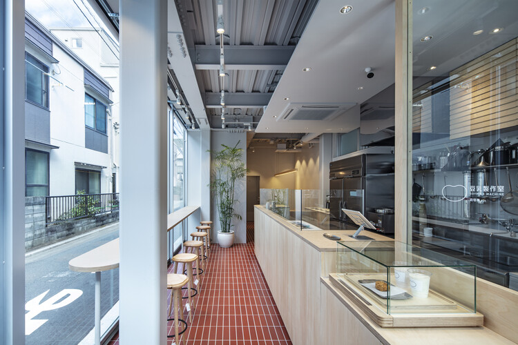 Кафе Tototo&Soymilk / Tenhachi Architect & Interior Design — Фотография интерьера, стул, окна