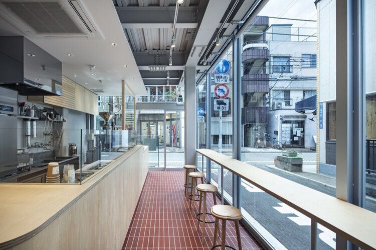 Tototo&Soymilk Café / Tenhachi Architect & Interior Design — Фотография интерьера, кухня, стол, стул, столешница, окна