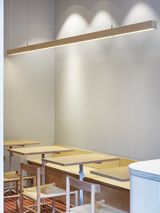Tototo&Soymilk Café / Tenhachi Architect & Interior Design — Фотография интерьера, стол