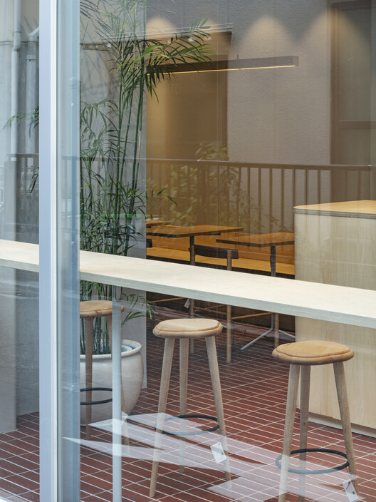 Tototo&Soymilk Café / Tenhachi Architect & Interior Design — Фотография интерьера, стол, стул