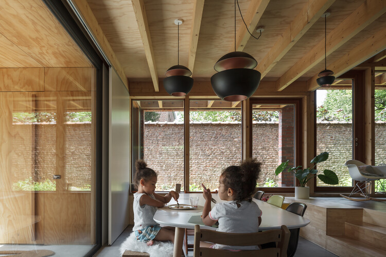 tmEK House / BLAF Architecten - Фотография интерьера, окна, стол, балка