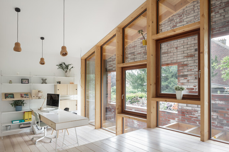 tmEK House / BLAF Architecten - Фотография интерьера, дверь, окна, балка, стул