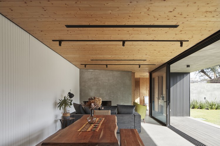 Ремонт дома Alma / iHouse estudio - Фотография интерьера, Стол, Дерево, Балка
