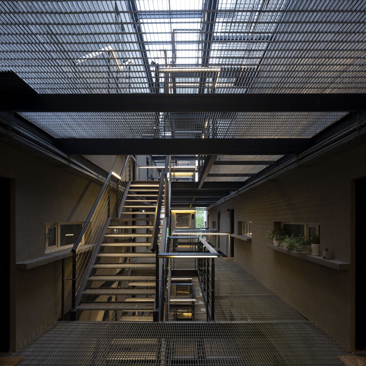 Donado 1655 Многоквартирный дом / ESHH Arquitectura - Фотография интерьера, лестница, освещение, балка, перила, сталь