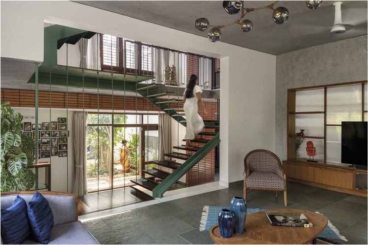 Nairy Residence / Funktion Design - Фотография интерьера, диван, окна, лестница, балка, перила