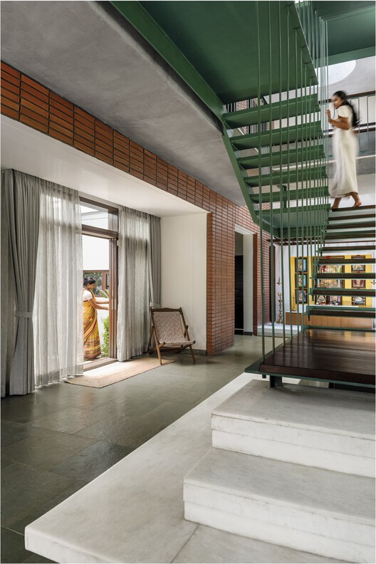 Nairy Residence / Funktion Design - Фотография интерьера, лестница, балка, перила