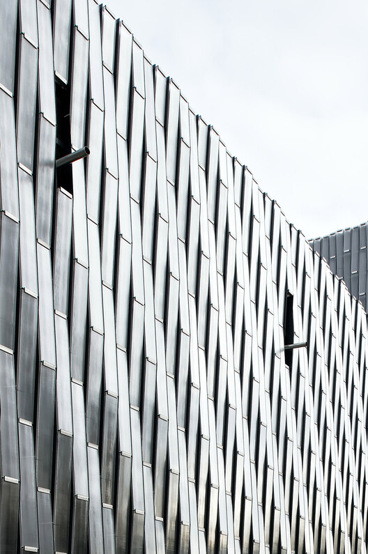 Энергетическая установка Umspannwerk Sellerstrasse / Heide & von Beckerath - Фотография экстерьера, колонна