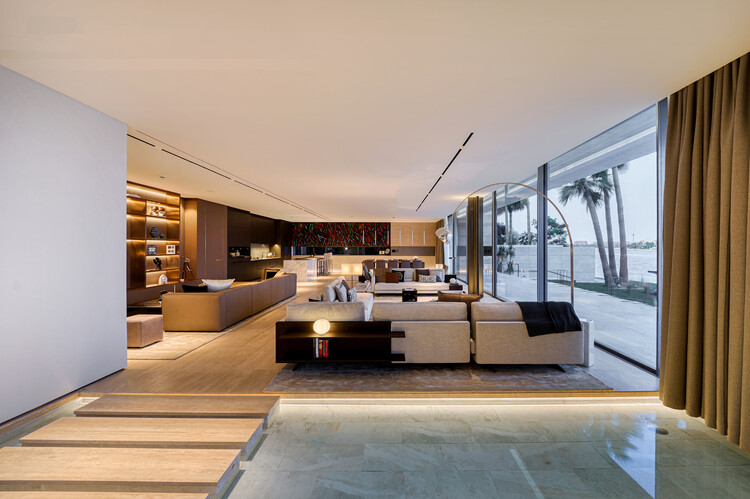 Каркасный дом Allure / EAA-Emre Arolat Architecture — Фотография интерьера, гостиная, спальня