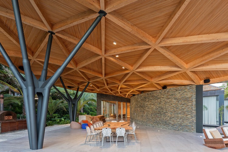 Дом в Пунта-Кане / Mareines Arquitetura + Patalano Arquitetura - Фотография интерьера, стол, стул, балка, патио
