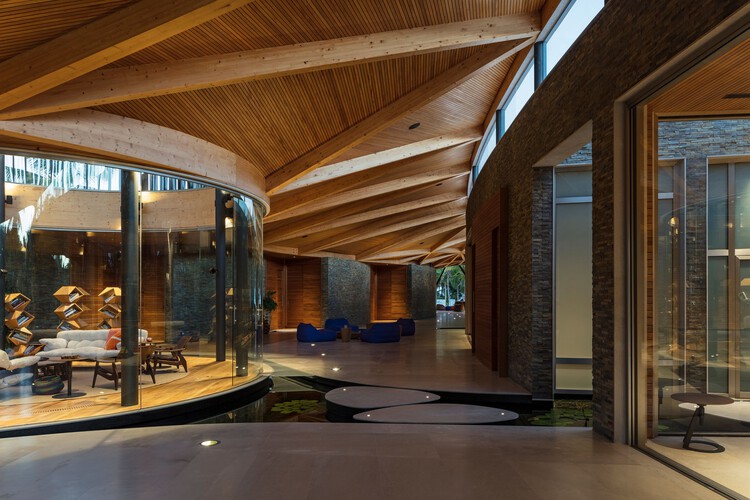Дом в Пунта-Кане / Mareines Arquitetura + Patalano Arquitetura - Фотография интерьера, окна, балка