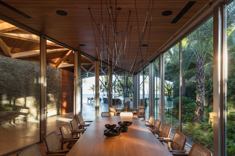 Дом Пунта-Кана / Mareines Arquitetura + Patalano Arquitetura - Фотография интерьера, Столовая, Стол, Стул, Балка