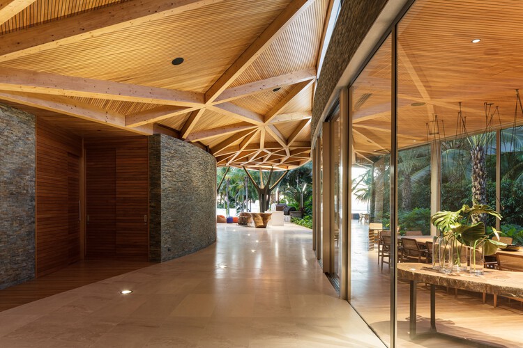 Дом в Пунта-Кане / Mareines Arquitetura + Patalano Arquitetura - Фотография интерьера, стол, стул, балка