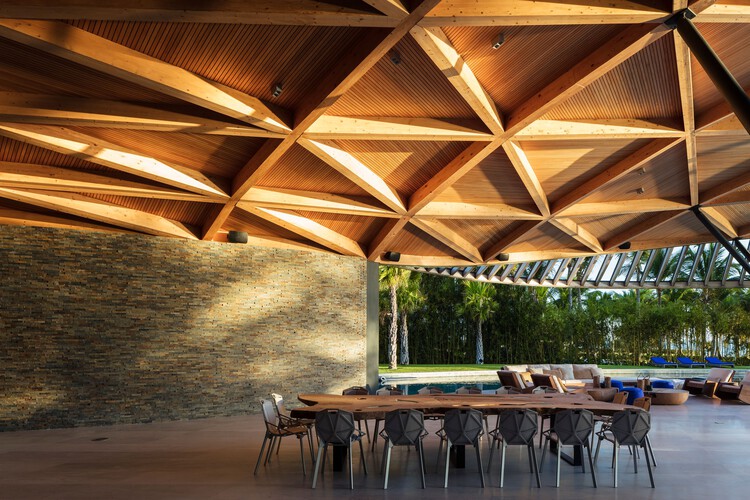 Дом Пунта-Кана / Mareines Arquitetura + Patalano Arquitetura - Фотография интерьера, Столовая, Стол, Освещение, Стул, Балка