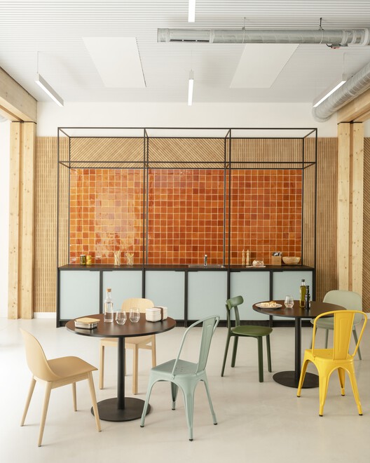 Штаб-квартира RATP Habitat / Atelier du Pont - Фотография интерьера, Столовая, Стол, Стул