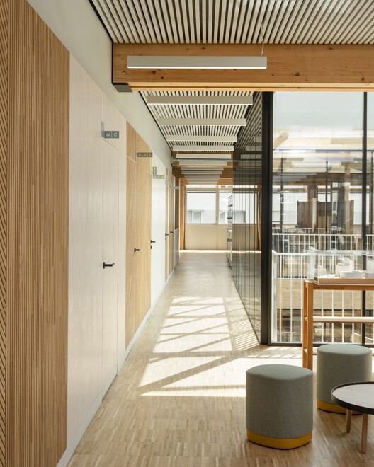 Штаб-квартира RATP Habitat / Atelier du Pont - Фотография интерьера, стол, дверь, балка