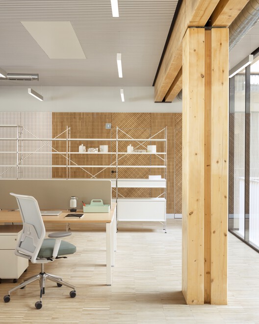 Штаб-квартира RATP Habitat / Atelier du Pont - Фотография интерьера, стул, стеллажи, балка