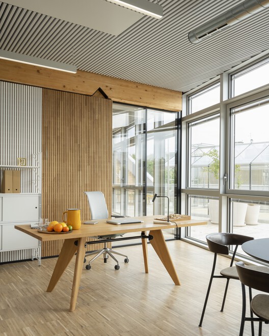 Штаб-квартира RATP Habitat / Atelier du Pont - Фотография интерьера, Столовая, Стол, Окна, Стул, Балка