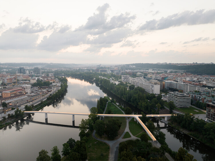 Пешеходный мост Штванице в Праге / Blank Architekti sro + Bridge Structures sro - Экстерьерная фотография, Набережная, Городской пейзаж