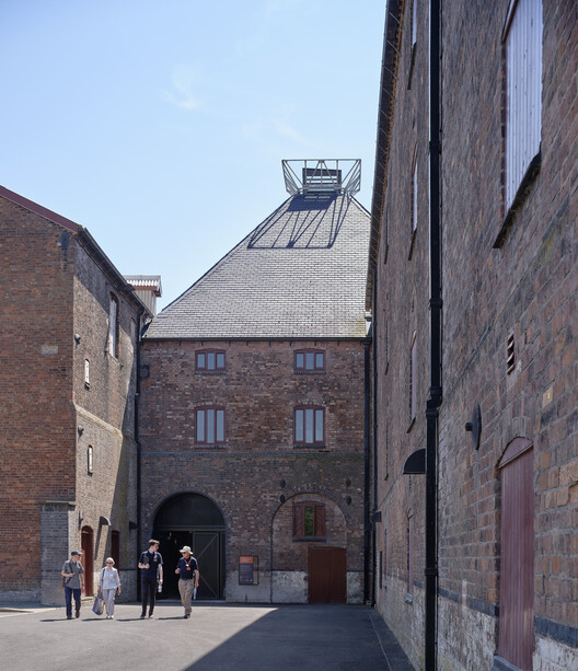 Shrewsbury Flaxmill Maltings / Feilden Clegg Bradley Studios — фотография экстерьера, окна, фасад, арка