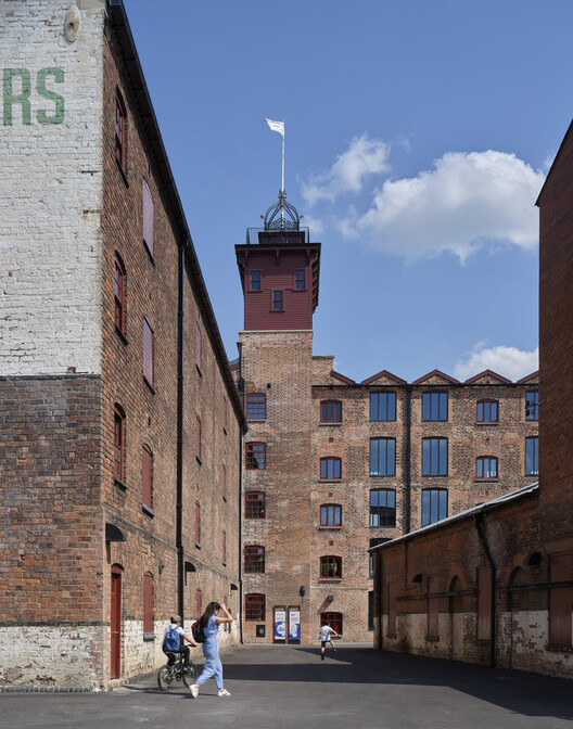 Shrewsbury Flaxmill Maltings / Feilden Clegg Bradley Studios — фотография экстерьера, окна, кирпич, фасад