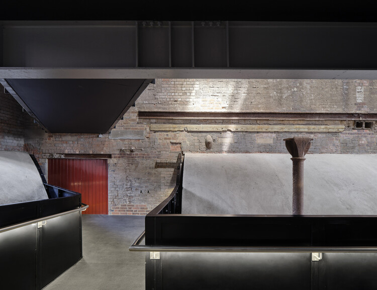 Shrewsbury Flaxmill Maltings / Feilden Clegg Bradley Studios — Фотография интерьера, кухня, балка