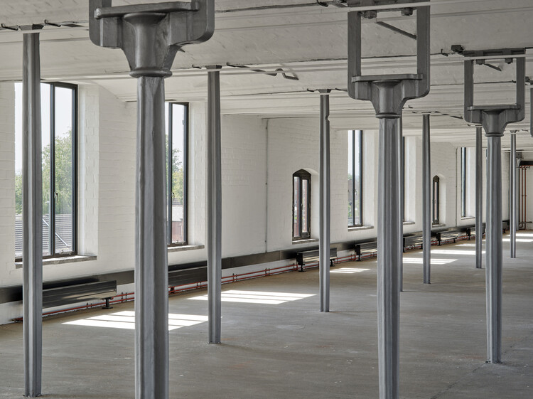 Shrewsbury Flaxmill Maltings / Feilden Clegg Bradley Studios — фотография интерьера, фасад, колонна, окна, балка