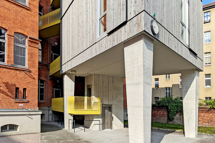 Средняя школа Роберта Коха / SSP Rüthnick Architekten – Фотография экстерьера