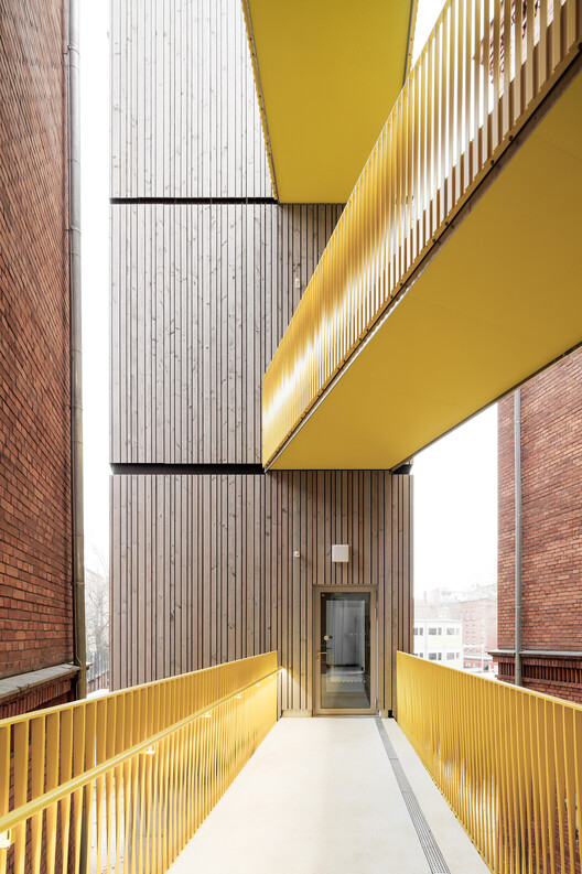 Средняя школа Роберта Коха / SSP Rüthnick Architekten – Фотография интерьера, фасада, окон, перил
