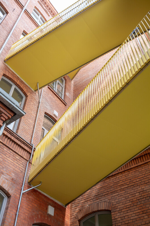 Средняя школа Роберта Коха / SSP Rüthnick Architekten – Фотография интерьера, окон, фасада, перил