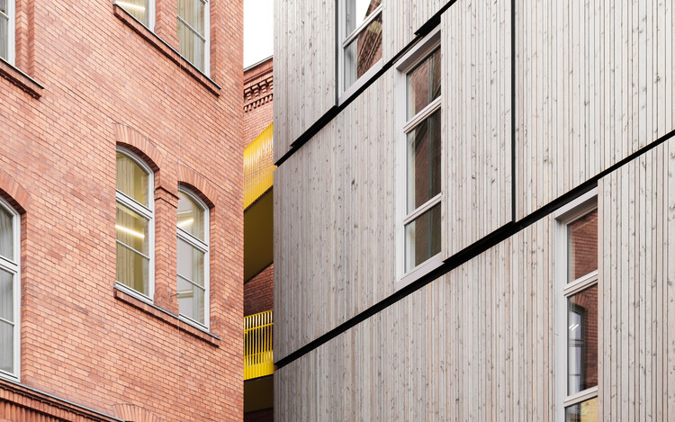 Средняя школа Роберта Коха / SSP Rüthnick Architekten — Фотография интерьера, окон, кирпича, фасада