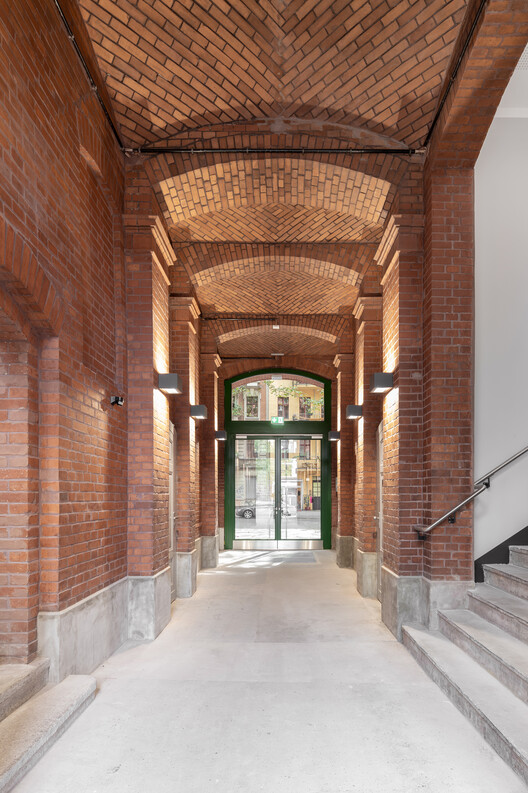 Средняя школа Роберта Коха / SSP Rüthnick Architekten — Фотография интерьера, кирпич, арка, колонна, балка, аркада
