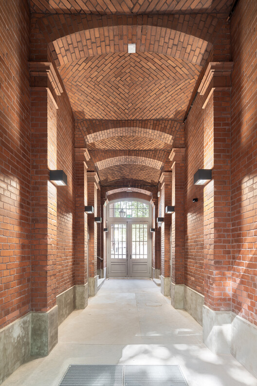Средняя школа Роберта Коха / SSP Rüthnick Architekten - Фотография интерьера, Кирпич, Фасад, Колонна, Арка, Аркада, Балка