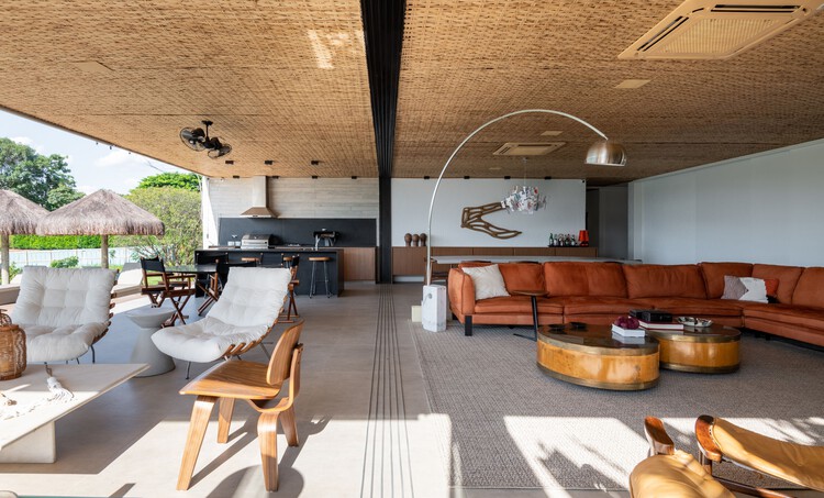 Jandayas House / Sala 03 Arquitetura - Фотография интерьера, стол, стул, балка