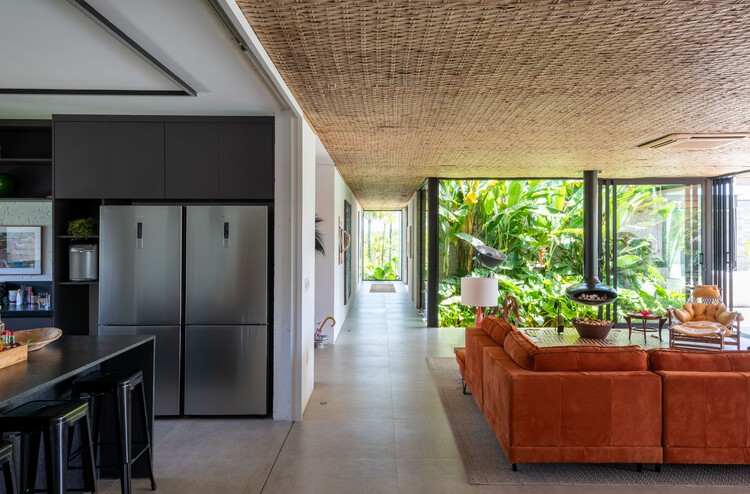 Jandayas House / Sala 03 Arquitetura - Фотография интерьера, стол, окна, стул
