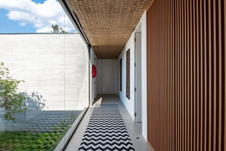 Jandayas House / Sala 03 Arquitetura - Фотография интерьера, кирпич, фасад, перила
