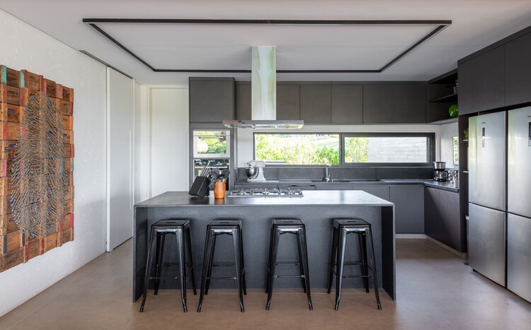 Jandayas House / Sala 03 Arquitetura - Фотография интерьера, кухня, столешница, стул