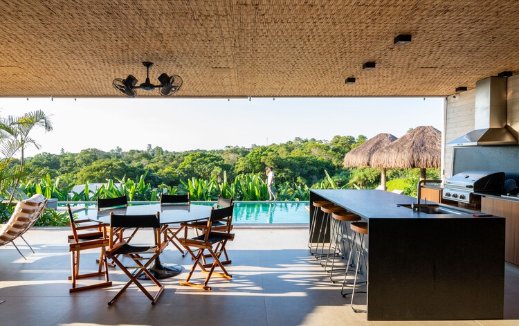 Jandayas House / Sala 03 Arquitetura - Фотография интерьера, стол, стул, балка, патио