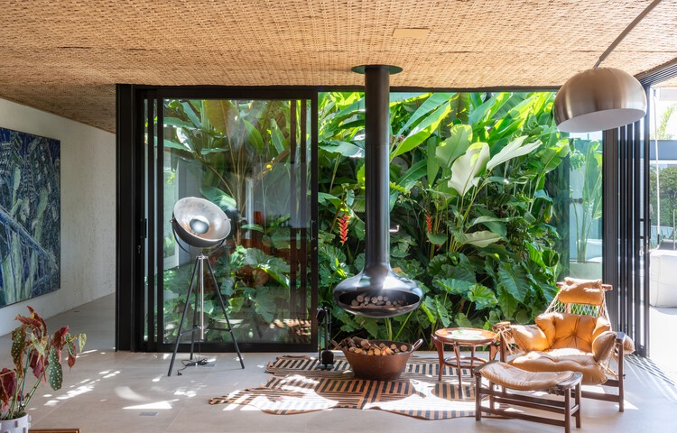 Jandayas House / Sala 03 Arquitetura - Фотография интерьера, окна, стул, стол, патио