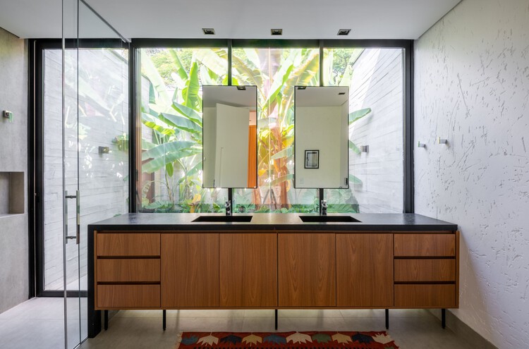 Jandayas House / Sala 03 Arquitetura - Фотография интерьера, кухня, окна, столешница