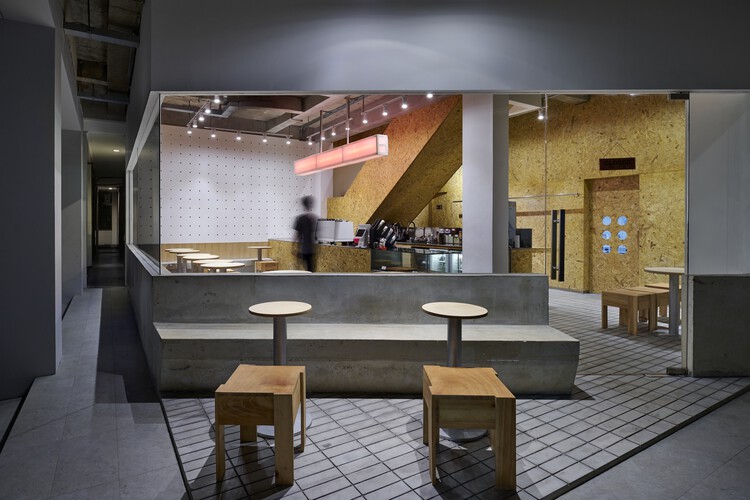 Hakken Café and Store / Studio Kota - Фотография интерьера, кухня, стол, стул