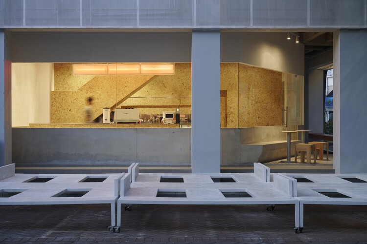 Hakken Café and Store / Studio Kota - Фотография интерьера, кухня, стол, стул