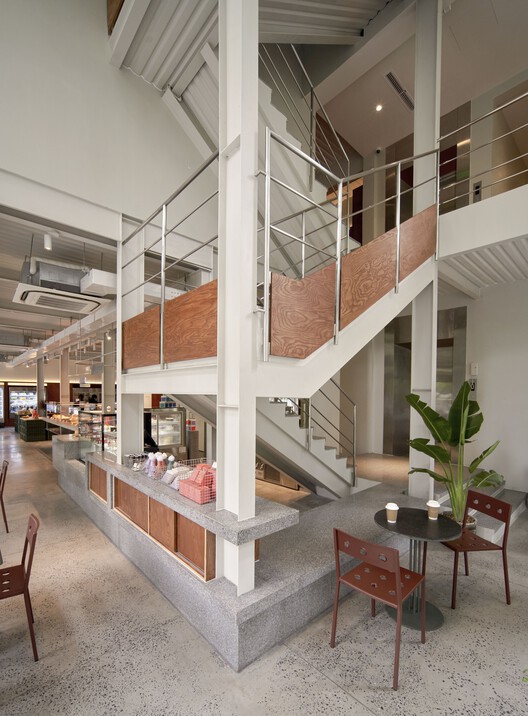 Флагманский магазин и пекарня Bakes / The Lab Saigon — фотография интерьера, стул, перила
