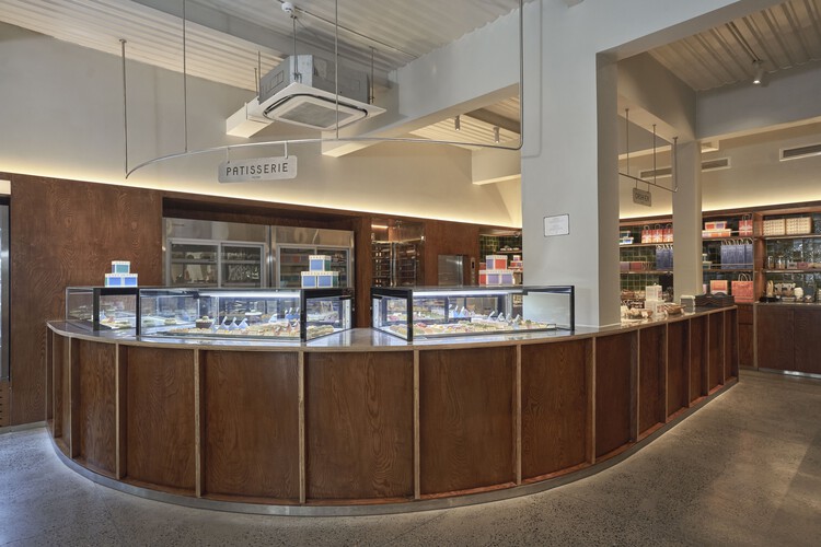 Флагманский магазин и пекарня Bakes / The Lab Saigon — фотография интерьера, кухни, стеллажей
