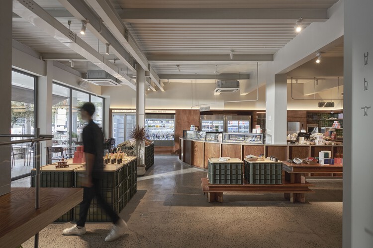 Флагманский магазин и пекарня Bakes / The Lab Saigon — Фотография интерьера, стеллажи