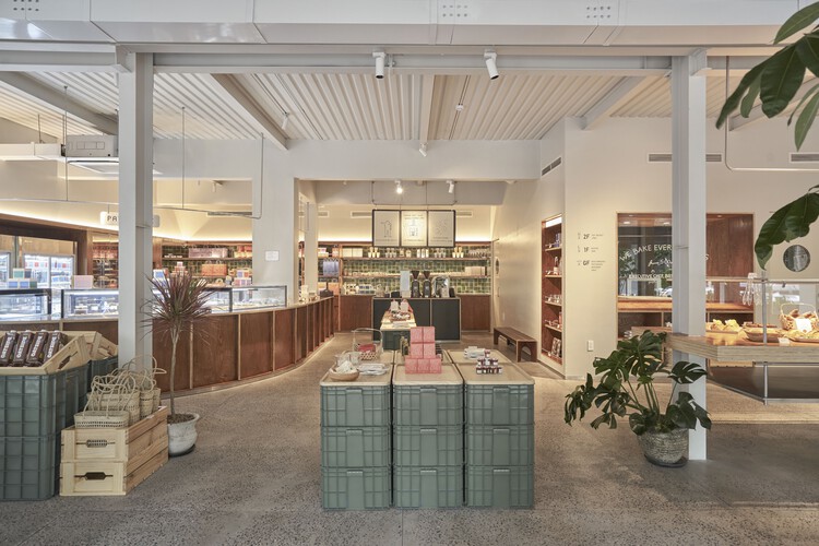 Флагманский магазин и пекарня Bakes / The Lab Saigon — фотография интерьера, кухня, стол, стеллажи, стул