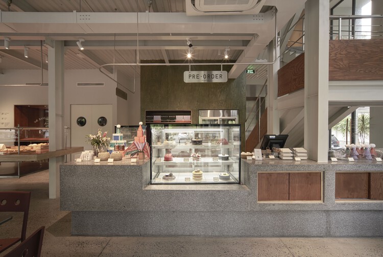Флагманский магазин и пекарня Bakes / The Lab Saigon — фотография интерьера, кухни, окон