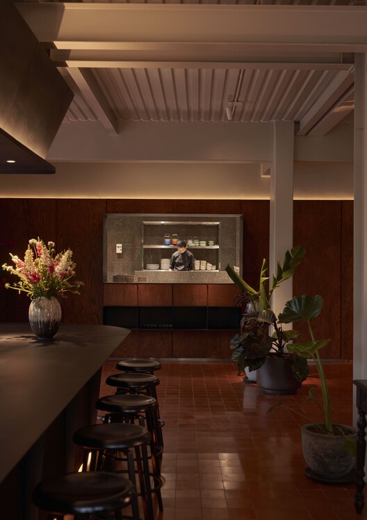 Флагманский магазин и пекарня Bakes / The Lab Saigon — фотография интерьера, стул